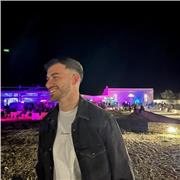 Personal trainer che fornisce lezioni su preparazione atletica, allenamento con patologico e lavoro posturale